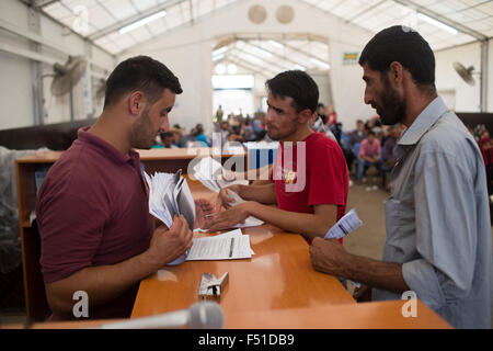 Il personale dell'UNHCR a Tripoli centro per la regione di Akkar vicino alla frontiera siriana a nord del Libano. Il siriano rifugiati arriva e soggiorno in Foto Stock