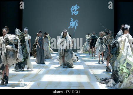 Pechino, Cina. 25 ott 2015. Modelli mostrano le creazioni dei designer ma Defan la collezione durante la China Fashion Week di Pechino, capitale della Cina, 25 ottobre 2015. Credito: Li Mingfang/Xinhua/Alamy Live News Foto Stock