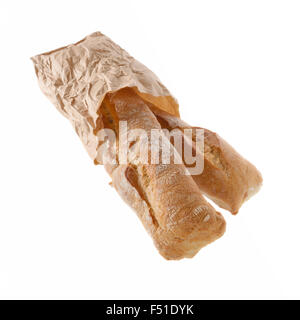 Il cibo fresco rustico pane di frumento in sacchetto di carta, isolato su sfondo bianco Foto Stock