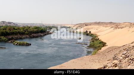 Vista da Qubbet el Hawa - Tomba del vento, la cupola santuario musulmano a nobili tombe, Aswan, Alto Egitto Foto Stock