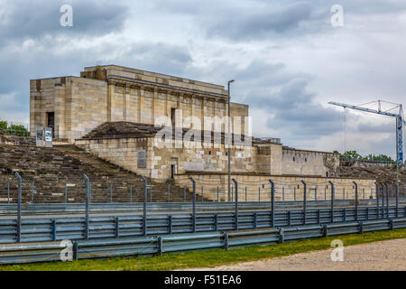 Il Zeppelinfeld, tribuna principale, sul sito del Partito Nazista rally motivi a Norimberga, Germania. Foto Stock