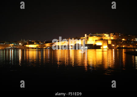 Notte in Grand Harbour cercando di fronte a La Valletta e Barakka Gardens dal Forte Sant'Angelo Foto Stock