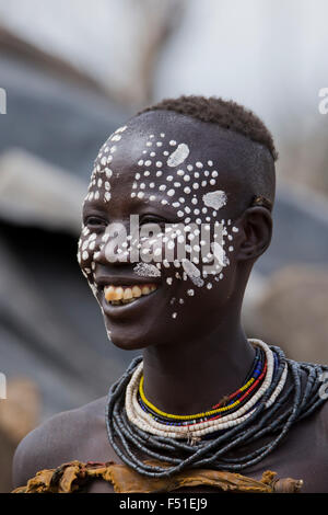 Karo tribù femmina con faccia dipinta. Valle dell'Omo, Etiopia Foto Stock