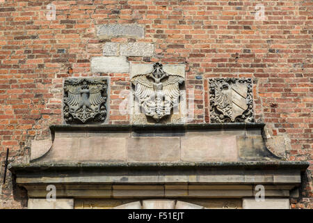 3 stemmi in forma di scudi di pietra sopra la porta di ingresso al Castello di Norimberga, Germania. Foto Stock