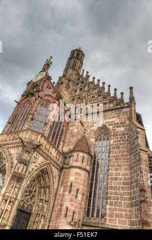 Il XIV secolo la chiesa di Nostra Signora nella piazza principale del mercato di Norimberga, Baviera, Germania. Foto Stock