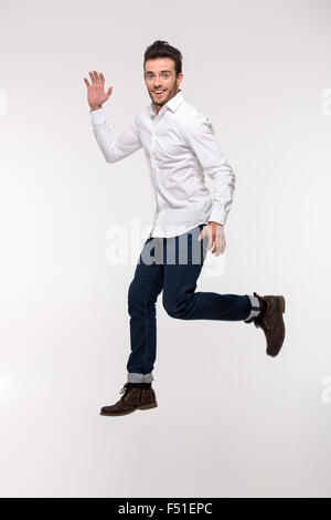 Ritratto di un funny man jumping isolato su uno sfondo bianco Foto Stock