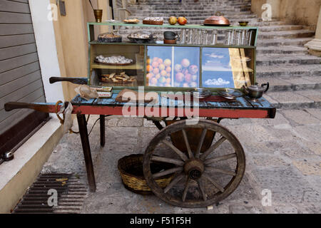 Una strada Maltese del fornitore di carrello nella valletta di vendita di alimenti Foto Stock