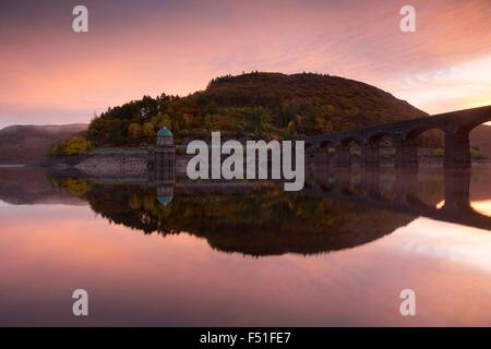 I colori autunnali che mostra nell'Elan Valley Galles centrale in Powys su una mattina ancora Foto Stock