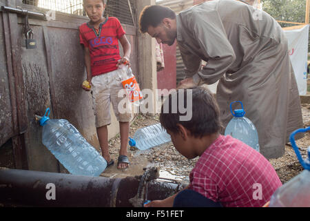 In reugee camp di Zahle acqua di rubinetto utilizzata per riempire i galloni per le esigenze quotidiane del camp. Bekka valley. Zahle, Libano luglio 20 Foto Stock