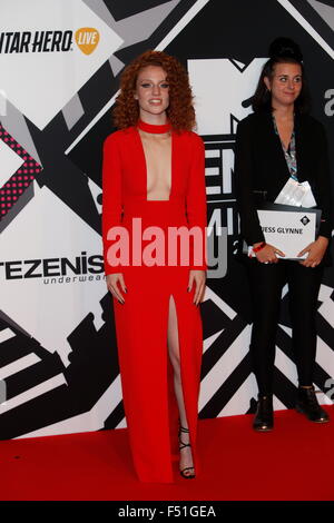 Il cantante Jess Glynne arriva a 2015 MTV Europe Music Awards, EMAS, al Mediolanum Forum di Milano, Italia, il 25 febbraio 2012. Foto: Hubert Boesl/dpa Foto Stock