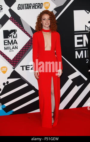 Il cantante Jess Glynne arriva a 2015 MTV Europe Music Awards, EMAS, al Mediolanum Forum di Milano, Italia, il 25 febbraio 2012. Foto: Hubert Boesl/dpa Foto Stock