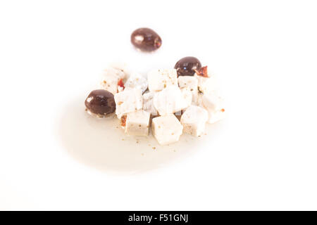 White feta e olive nere, isolato su sfondo bianco Foto Stock