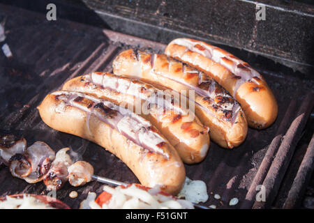 Quattro marrone, salsicce alla griglia su un barbecue Foto Stock