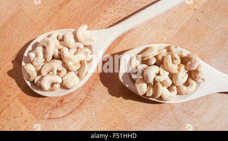 Noci di acagiù su cucchiai di legno Foto Stock