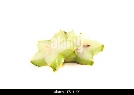 Tre carambolas verde, sagomato come le stelle. Su sfondo bianco Foto Stock