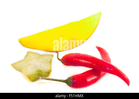 Mango, peperoncino e carambole, bianco su sfondo isolato Foto Stock