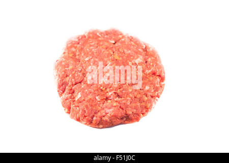 Un raw burger carni bovine fatte di carni bovine carni macinate, isolato su sfondo bianco Foto Stock