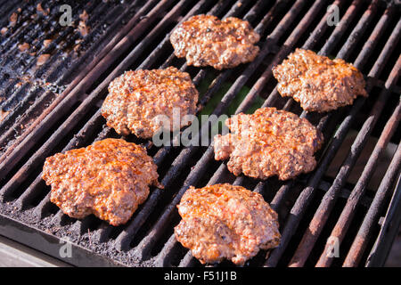 Grigliare hamburger fatti in casa potenzia, su un barbecue a gas Foto Stock