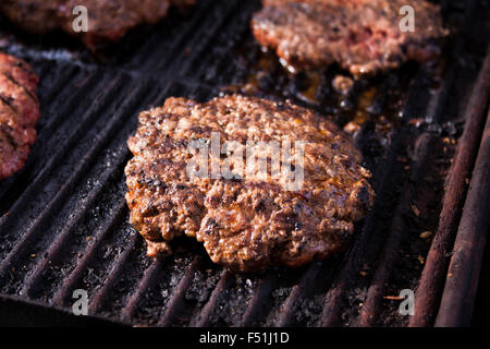 Grigliare a casa hamburger di manzo, su un barbecue a gas Foto Stock