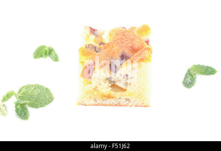 Un grafico a torta di rabarbaro, tra le foglie di menta. Isolato su sfondo bianco Foto Stock