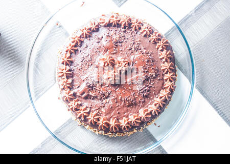 Tutta la torta al cioccolato, su una lastra di vetro Foto Stock