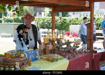 La vendita di miele e cera d'api prodotti ad un mercato agricolo, di Zell am Ziller, Tirolo, Austria Foto Stock