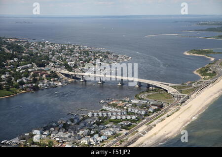 Vista aerea del mare luminoso e ponte sopra il fiume Navesink e Sandy Hook nel New Jersey. Foto Stock