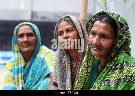 Anwara iniziata, Heena e Tulsi (da sinistra a destra) siedono nel cortile del iniziata la capanna nel villaggio di Outpara in Bangladesh. (File foto, Aprile 8, 2015.) fino a pochi anni fa, il trio apparteneva ai più poveri tra i poveri in Bangladesh e raramente avuto due pasti al giorno. Foto Stock