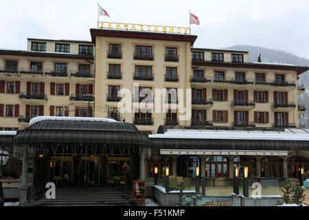 In inverno la neve vista sulla città di Zermatt, Vallese, Pennine, Svizzera meridionale, Europa. Foto Stock