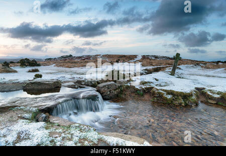 Nevoso inverno alba a Ventoso Post sul Parco Nazionale di Dartmoor in Devon Foto Stock