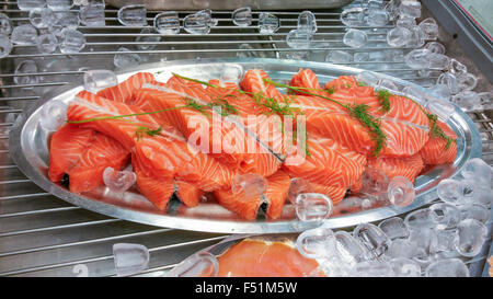 Fresco di filetti di salmone in vendita su un mercato, tra i cubetti di ghiaccio, in Finlandia Foto Stock