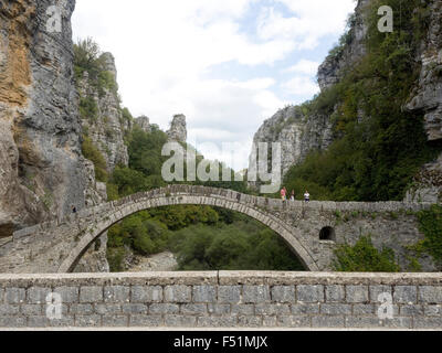 Antico ponte in pietra Zagori, Pindo, Epiro, Grecia. Foto Stock