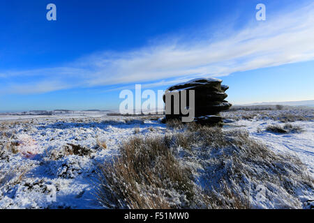 Gennaio, neve invernale, l'Aquila pietra sul bordo Baslow; Derbyshire County; Parco Nazionale di Peak District; Inghilterra; Regno Unito Foto Stock