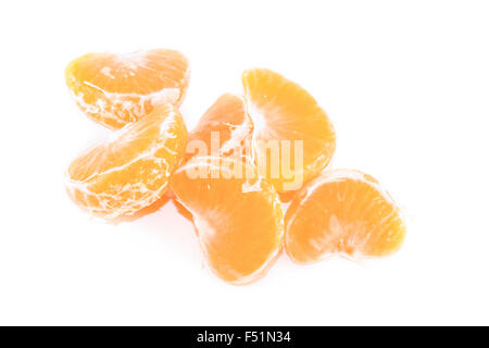 Arancio mandarino sezioni, isolati su sfondo bianco Foto Stock