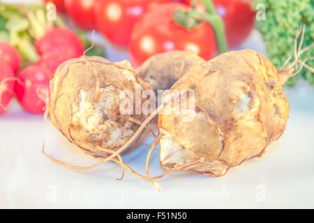 Un paio di carciofo di Gerusalemme, di fronte raddish, pomodoro e rapa Foto Stock