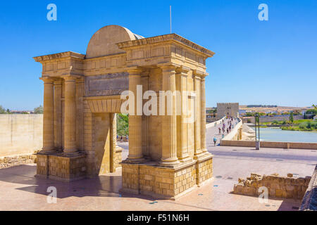 Arco romano in Piazza del Porto a Cordoba, Spagna Foto Stock