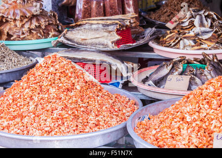 Una partita secca di gamberi e pesce, in un mercato di Phu Quoc, Vietnam Foto Stock