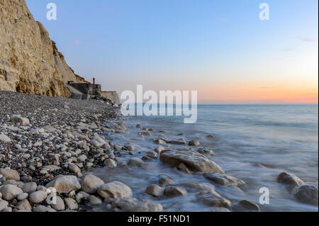 Bunker con il fotografo turistico sulla spiaggia di Cap-Blanc-Nez Foto Stock