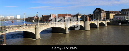 Il medievale Mittlere Brücke ponte di pietra sul fiume Reno, la città di Basilea, il Cantone di Basilea Città, Svizzera, Europa Foto Stock