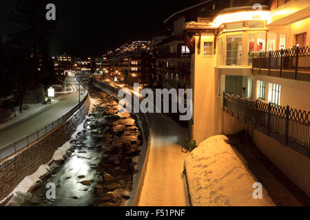 Vista nevoso su Zermatt città di sera, il Cantone del Vallese, Pennine, Svizzera meridionale, Europa. Foto Stock