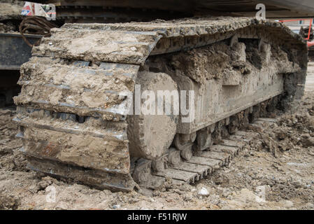 La pala caricatrice gommata escavatore con il retroescavatore lo scarico di sabbia a ORTE Foto Stock