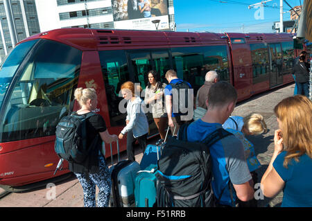 Tram Actv e viaggiatori in Piazzale Roma, Venezia, Italia Foto Stock