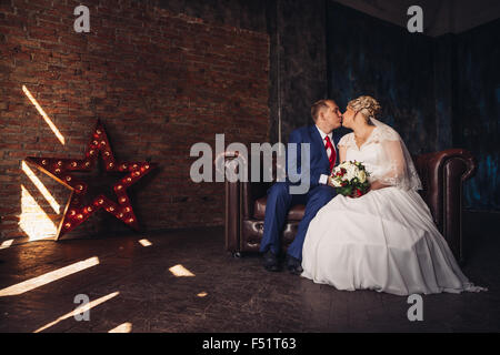 Bella coppia Giovane suit su sfondo scuro Foto Stock