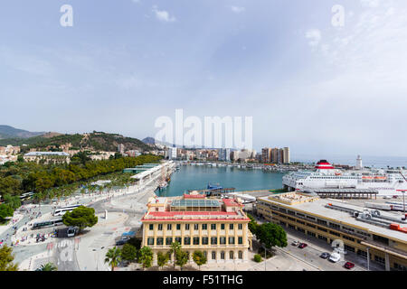 Malaga, Costa del Sol, provincia di Malaga, Andalusia, Spagna meridionale. Alta vista sul porto, Muelle Onu. Foto Stock