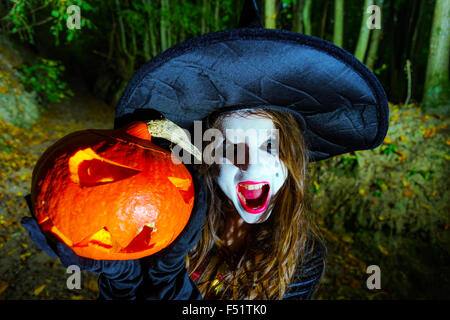 Ragazza adolescente con la zucca di Halloween foresta, concetto di vacanza Foto Stock