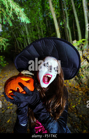 Ragazza adolescente con la zucca di Halloween foresta, concetto di vacanza Foto Stock