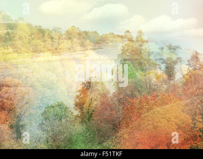 Doppio effetto di esposizione di alberi autunnali, Fiume Foto Stock