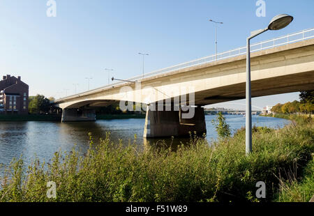 JFK , John F Kennedy ponte stradale di attraversamento della Mosa, Fiume Maas Maastricht, Limburgo, Paesi Bassi Foto Stock