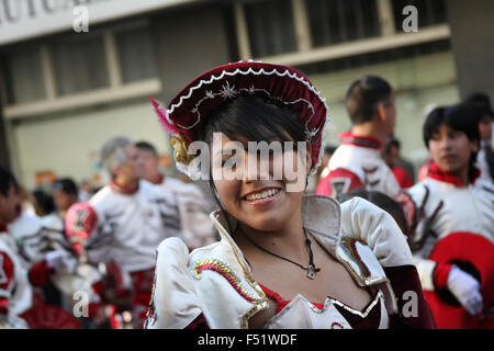 Emigranti boliviani in Argentina celebrano la Virgen de Copacabana il santo patrono della Bolivia in abiti tradizionali e danze Foto Stock