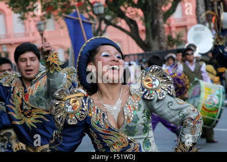 Emigranti boliviani in Argentina celebrano la Virgen de Copacabana il santo patrono della Bolivia in abiti tradizionali e danze Foto Stock